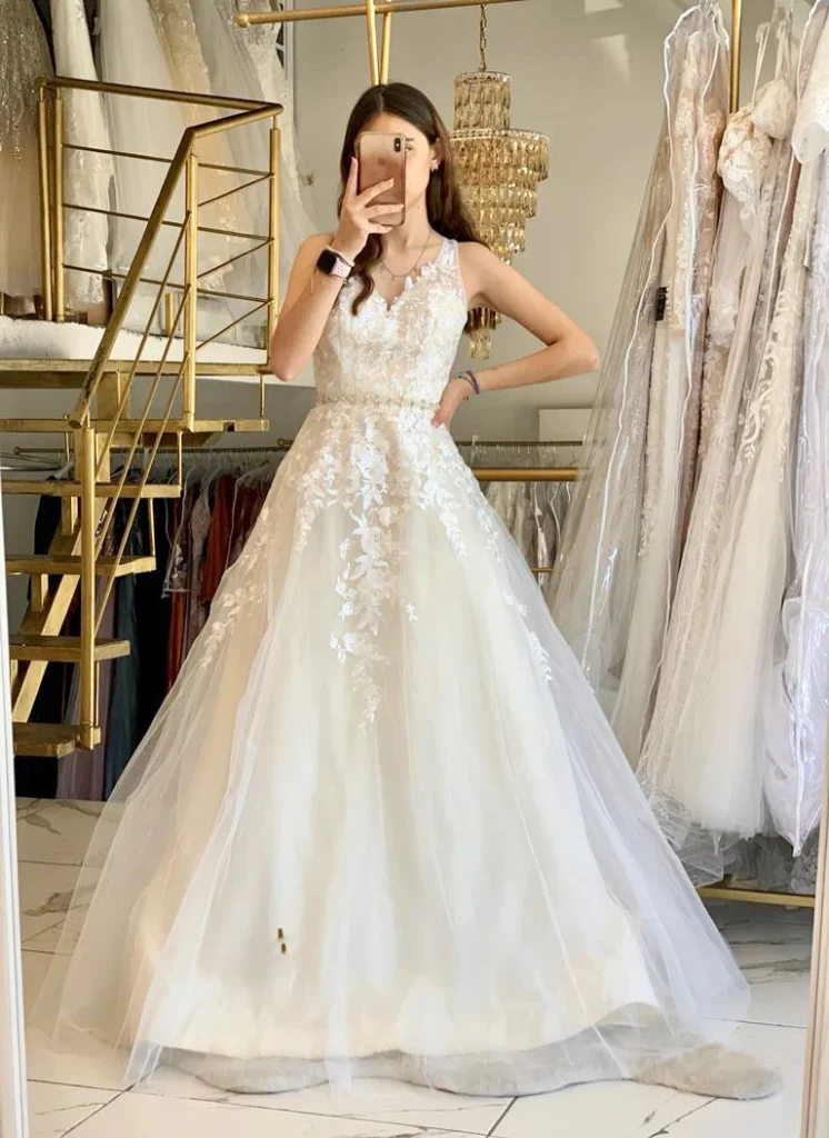 VESTIDO BEIGE CON FLORES EN BLANCO Y CINTURON CORTE PRINCESA