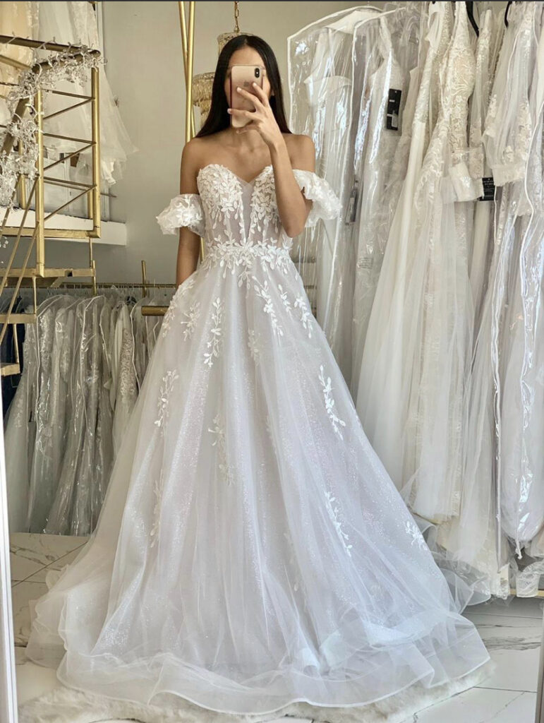 VESTIDO ESTRAPLE CON MANGAS DESMONTABLES