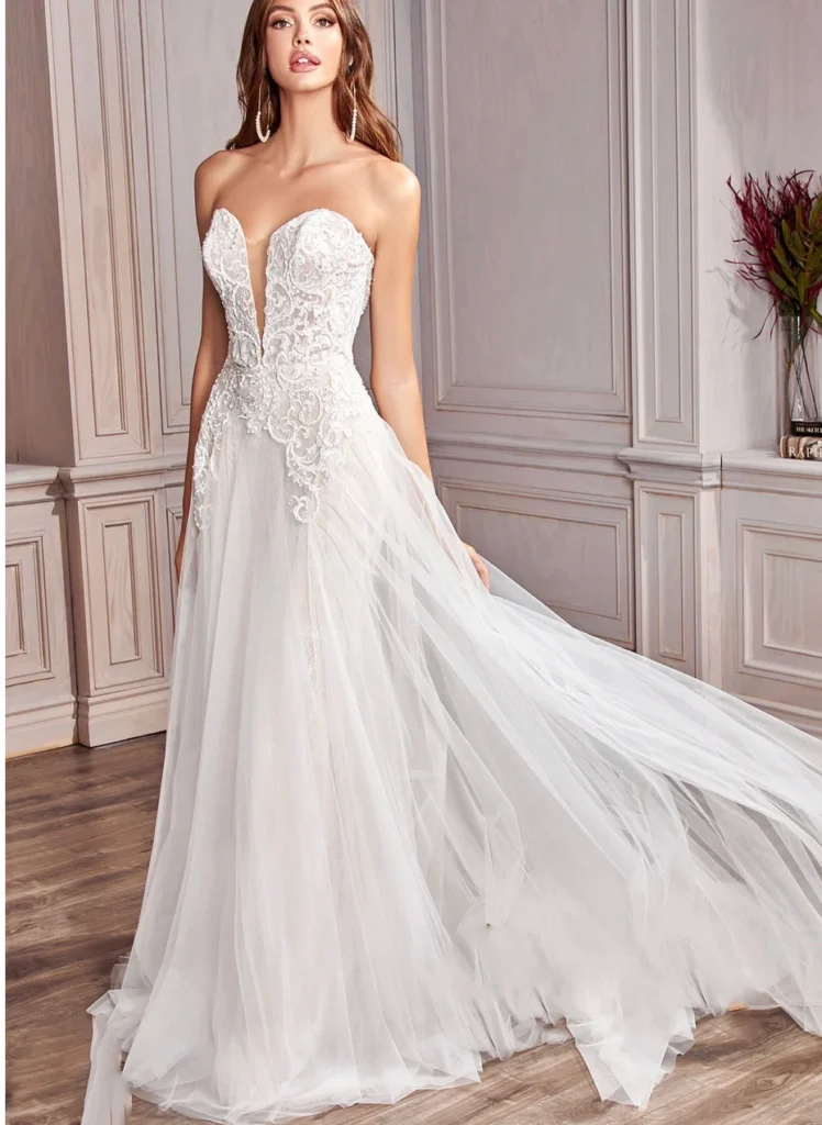 VESTIDO DE NOVIA ESTRAPLE Y MANGITA DE TUL