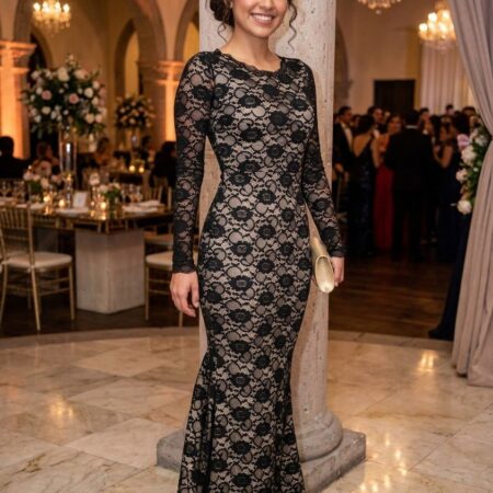 VESTIDO NEGRO EN ENCAJE CON FORRO COLOR NUDE