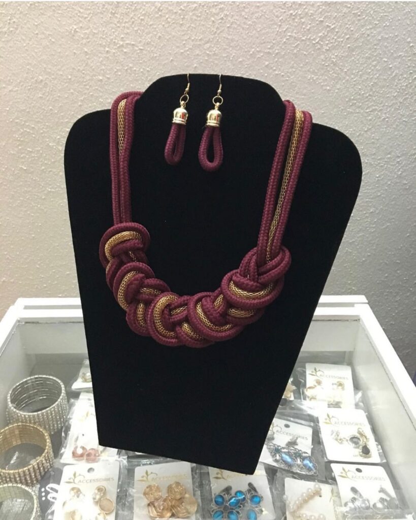 COLLAR TINTO NUDOS CON ARETES
