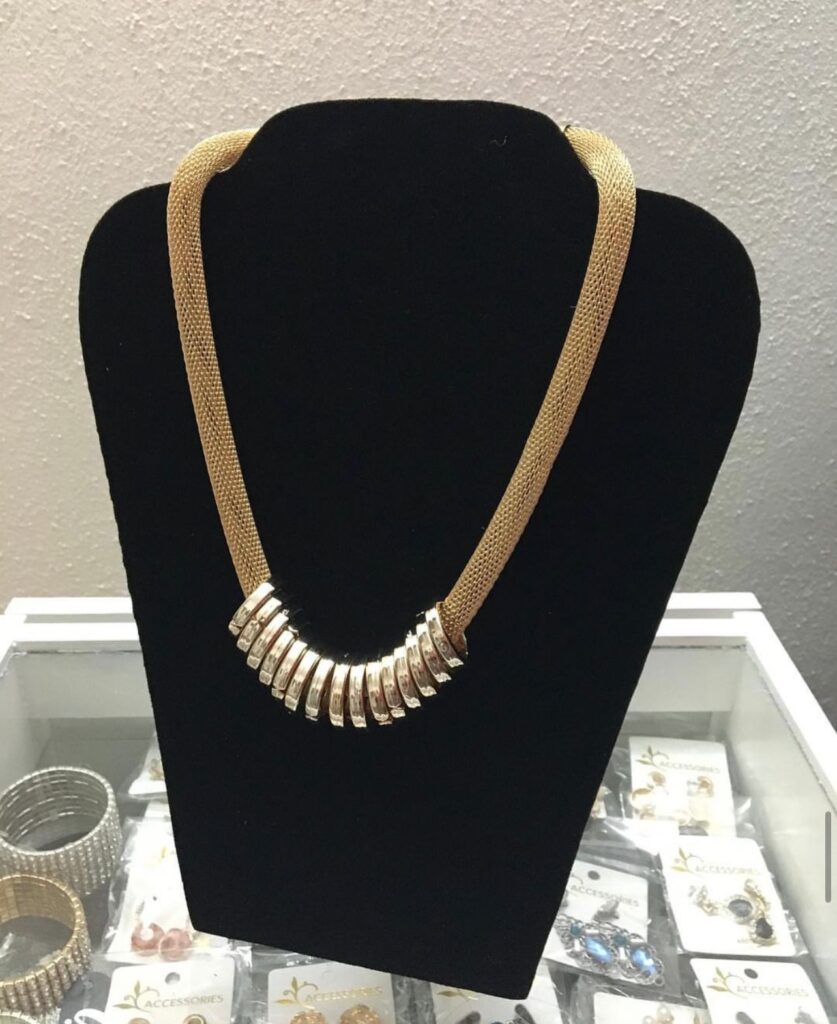 COLLAR CON AROS DORADO