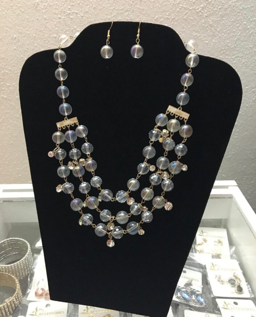 COLLAR TRANSPARENTE CON ARETES