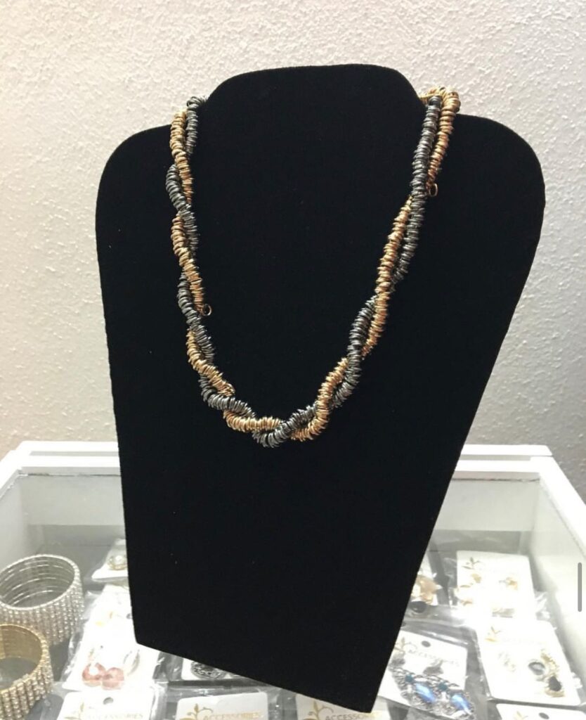 COLLAR COBRE CON NEGRO