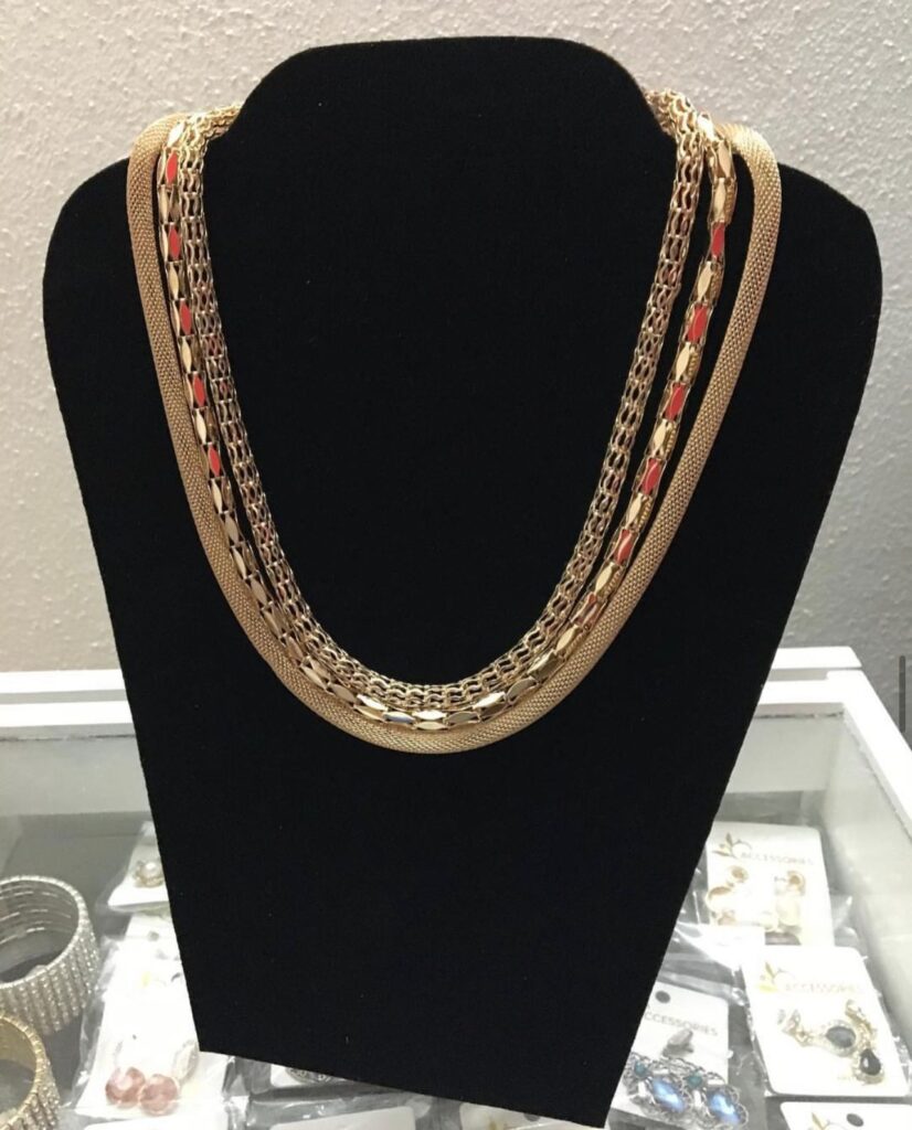 COLLAR EN VARIOS COLLARES DORADO