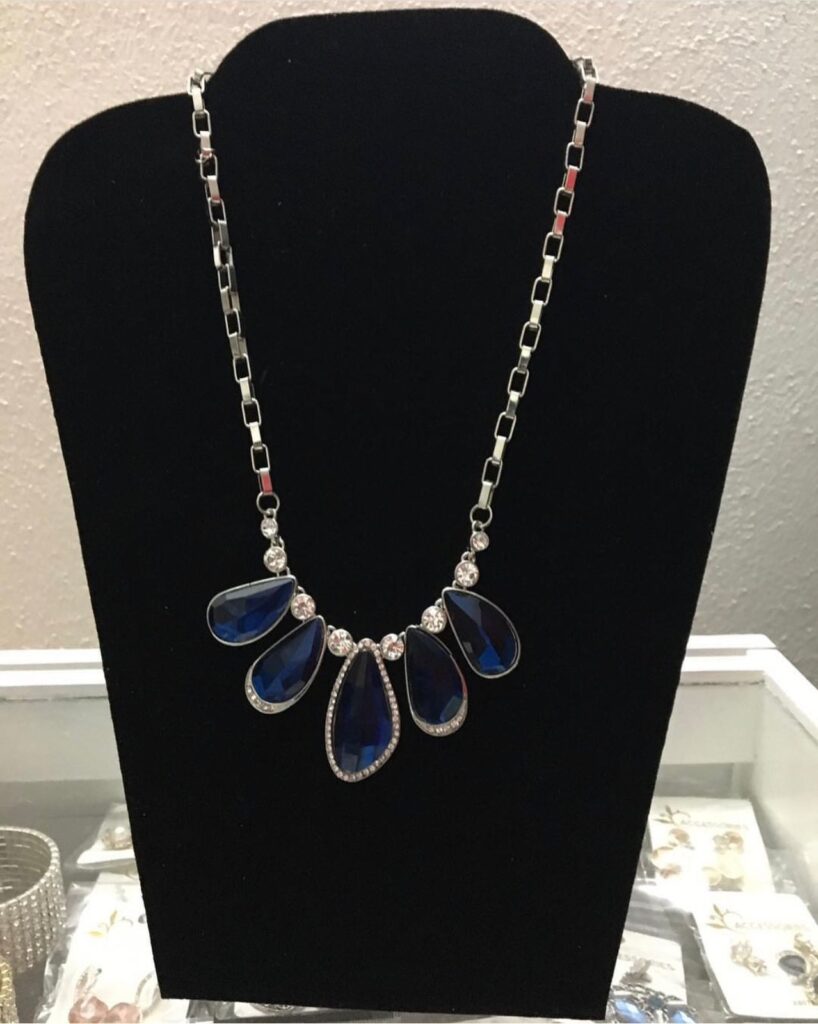 COLLAR CON PIEDRAS EN AZUL MARINO