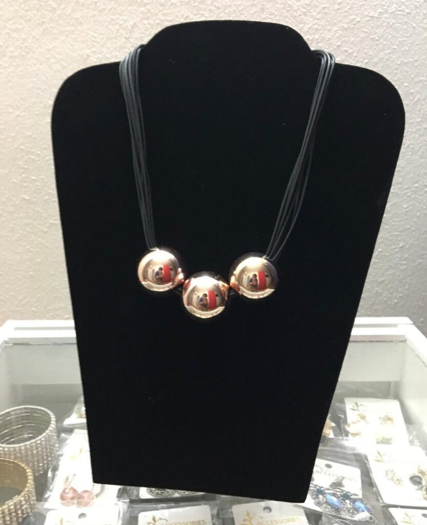 COLLAR CUERO CON BOLAS DORADAS